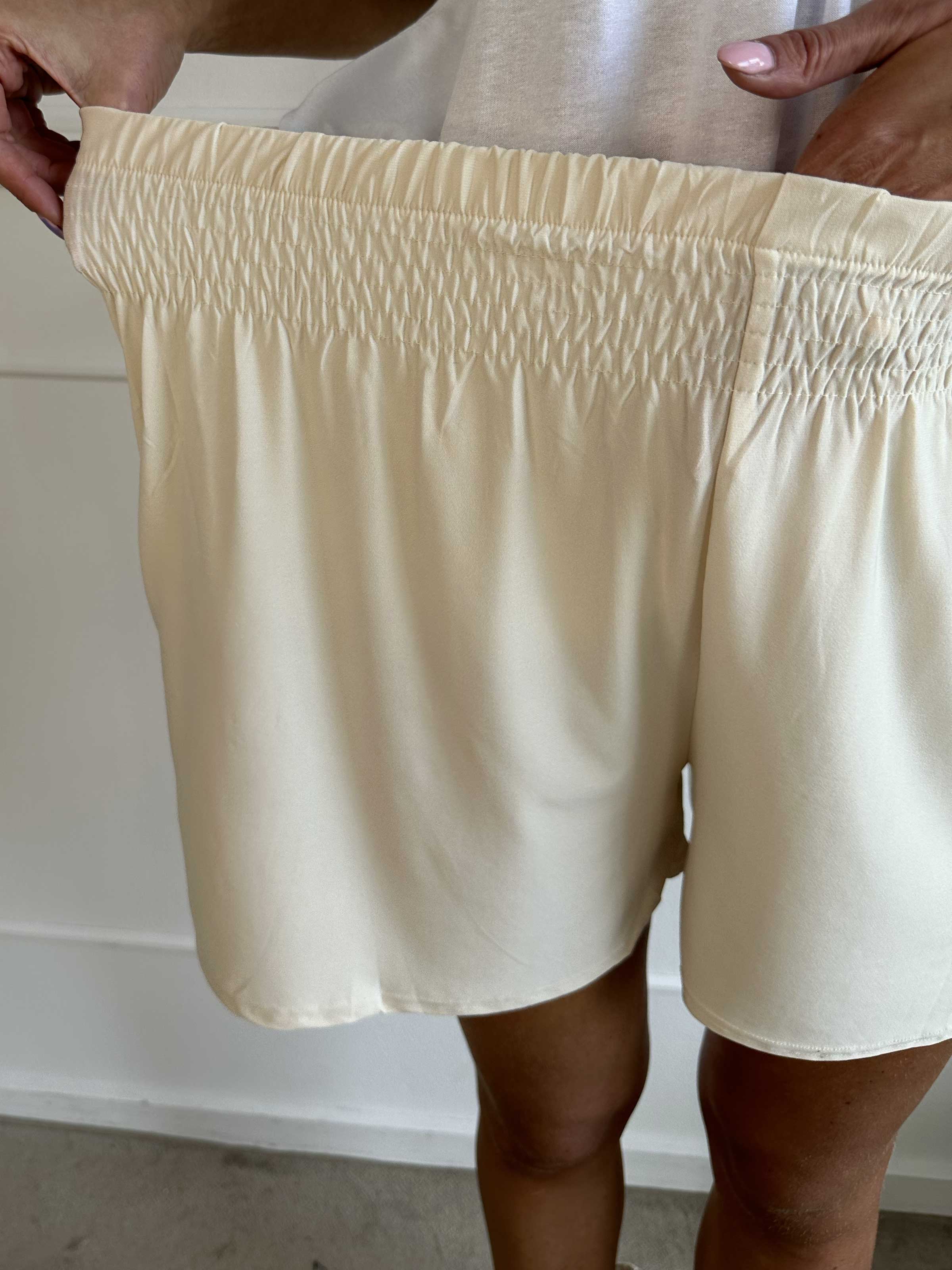 Pams Plain Shorts - Shorts i stretchigt tyg med resår i nederkanten